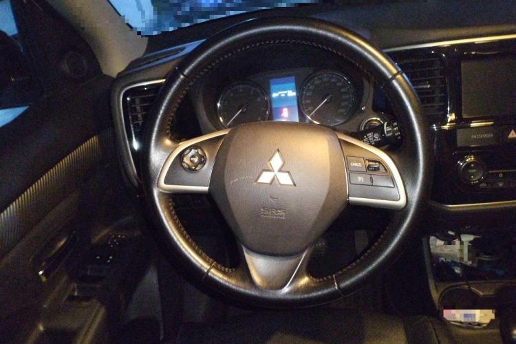 Used Mitsubishi Outlander 2014 2.4L 4x4 Deluxe Value Edition 7 Seats Steering Wheel