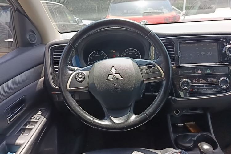 Used Mitsubishi Outlander 2014 2.4L 4x4 Deluxe Value Edition 5 Seats Steering Wheel