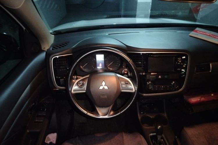 Used Mitsubishi Outlander 2014 2.4L 4x4 Deluxe Value Edition 7 Seats Steering Wheel