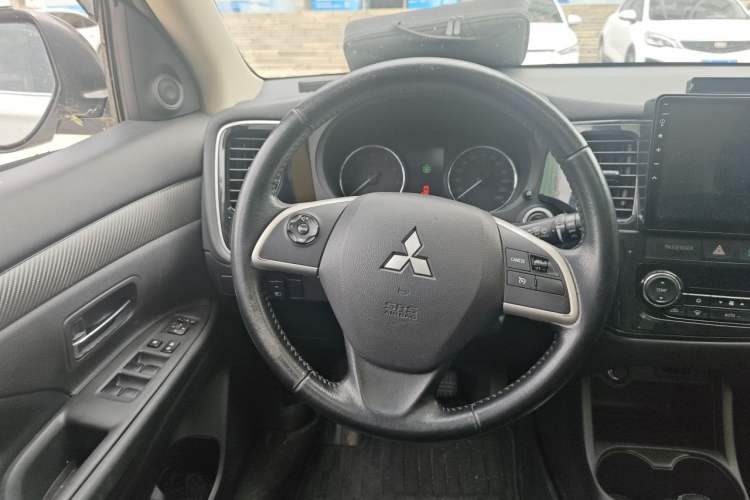 Used Mitsubishi Outlander 2014 2.4L 4x4 Deluxe Value Edition 5 Seats Steering Wheel