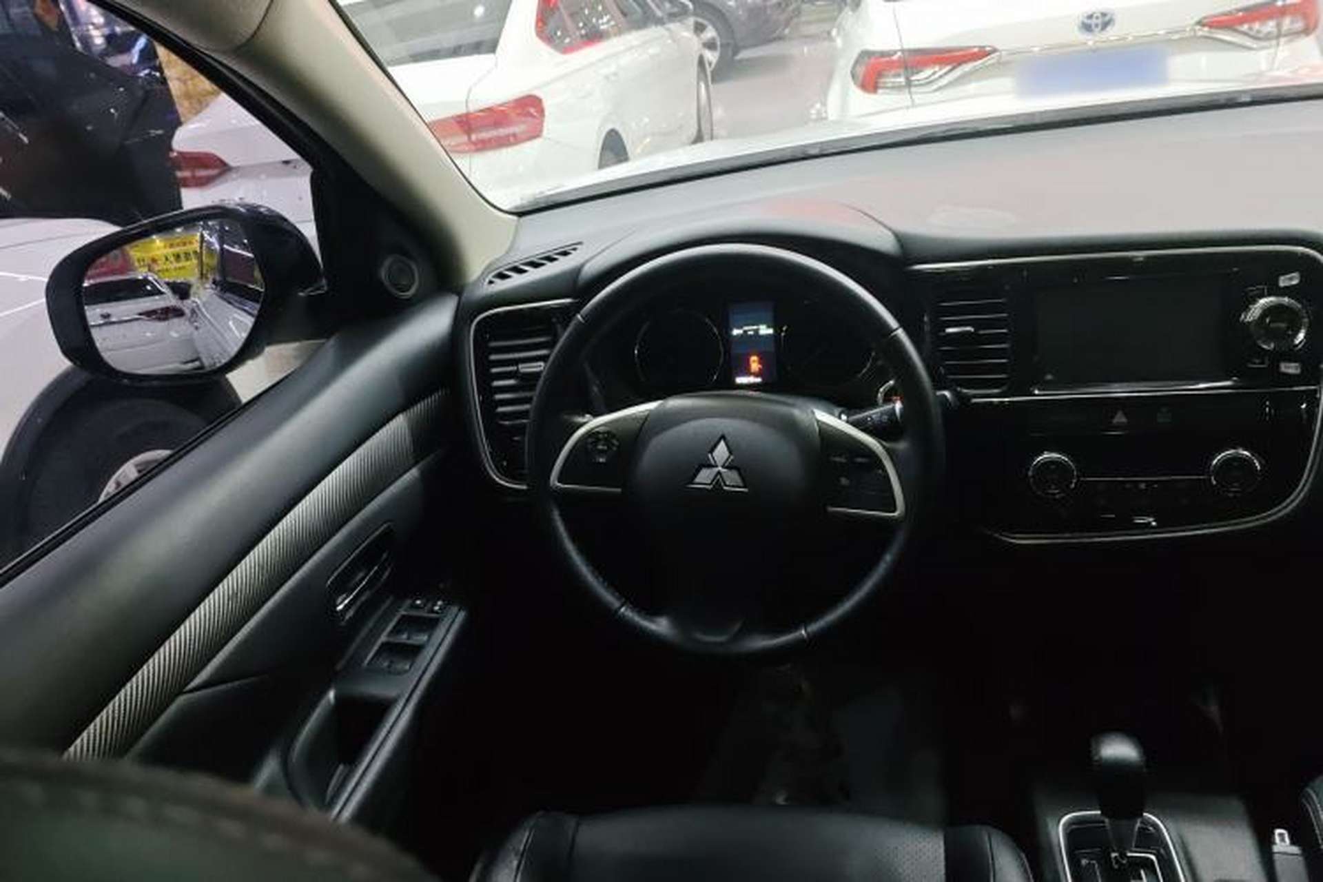 Used Mitsubishi Outlander 2014 2.4L 4x4 Deluxe Value Edition 5 Seats Steering Wheel
