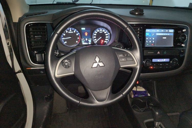 Used Mitsubishi Outlander 2014 2.4L 4x4 Deluxe Value Edition 5 Seats Steering Wheel