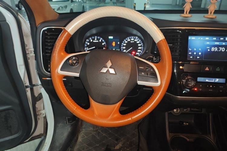 Used Mitsubishi Outlander 2014 2.4L 4x4 Deluxe Value Edition 7 Seats Steering Wheel