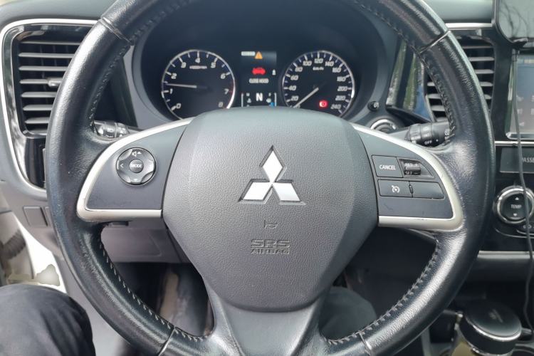 Used Mitsubishi Outlander 2014 2.4L 4x4 Deluxe Value Edition 5 Seats Steering Wheel