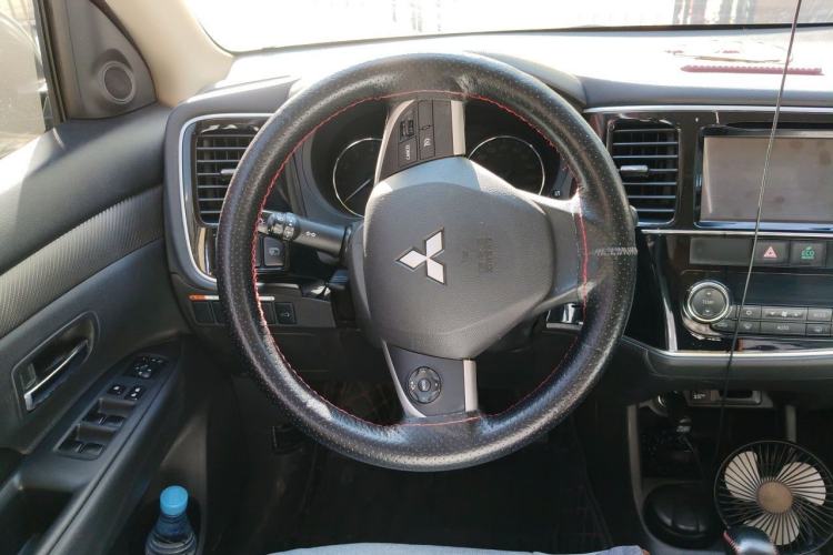 Used Mitsubishi Outlander 2014 2.4L 4x4 Deluxe Value Edition 5 Seats Steering Wheel