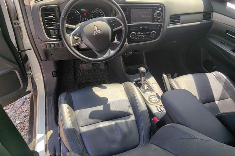 Used Mitsubishi Outlander 2014 2.4L 4x4 Deluxe Value Edition 5 Seats Steering Wheel
