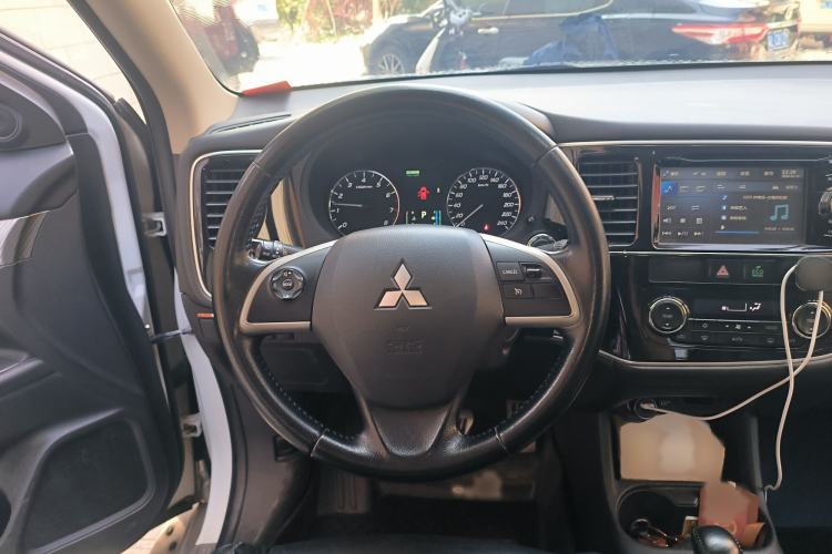 Used Mitsubishi Outlander 2014 2.4L 4x4 Deluxe Value Edition 7 Seats Steering Wheel