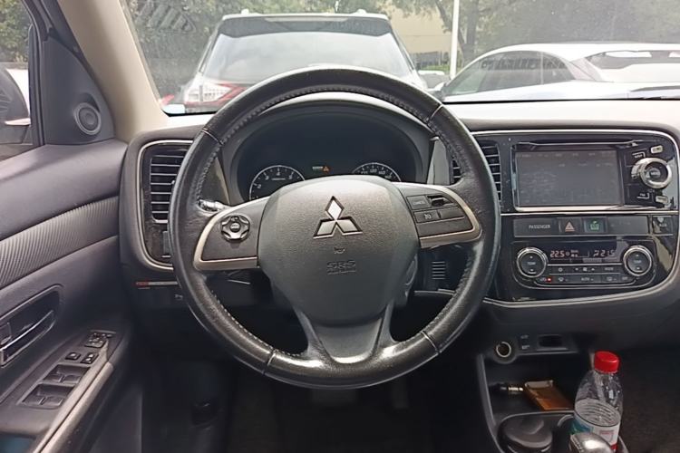 Used Mitsubishi Outlander 2014 2.4L 4x4 Deluxe Value Edition 5 Seats Steering Wheel