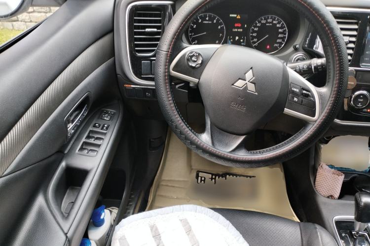Used Mitsubishi Outlander 2014 2.4L 4x4 Deluxe Value Edition 5 Seats Steering Wheel