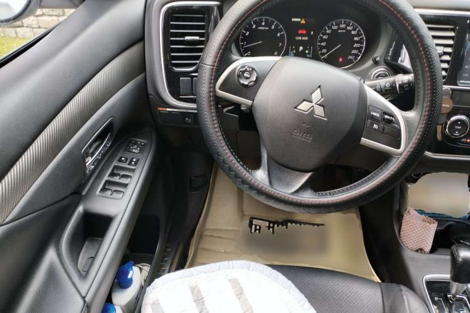 Used Mitsubishi Outlander 2014 2.4L 4x4 Deluxe Value Edition 5 Seats Steering Wheel