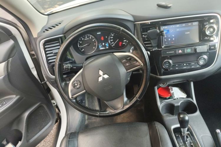 Used Mitsubishi Outlander 2014 2.4L 4x4 Deluxe Value Edition 5 Seats Steering Wheel