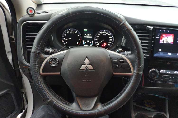 Used Mitsubishi Outlander 2014 2.4L 4x4 Deluxe Value Edition 5 Seats Steering Wheel