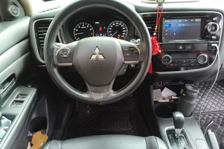 Used Mitsubishi Outlander 2014 2.4L 4x4 Deluxe Value Edition 5 Seats Steering Wheel