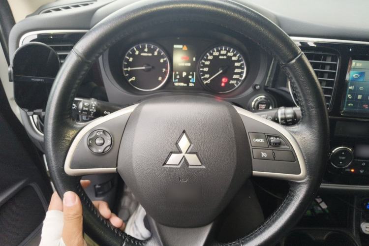Used Mitsubishi Outlander 2014 2.4L 4x4 Deluxe Value Edition 7 Seats Steering Wheel
