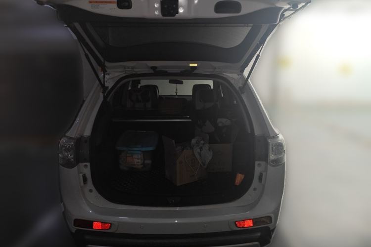Used Mitsubishi Outlander 2014 2.4L 4x4 Deluxe Value Edition 5 Seats Trunk