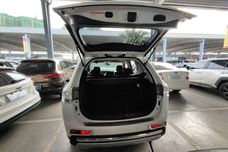 Used Mitsubishi Outlander 2014 2.4L 4x4 Deluxe Value Edition 5 Seats Trunk