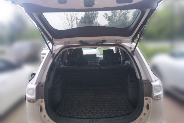Used Mitsubishi Outlander 2014 2.4L 4x4 Deluxe Value Edition 5 Seats Trunk