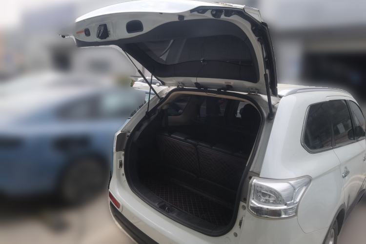 Used Mitsubishi Outlander 2014 2.4L 4x4 Deluxe Value Edition 7 Seats Trunk