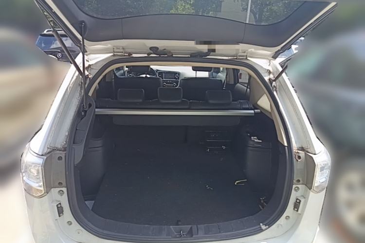 Used Mitsubishi Outlander 2014 2.4L 4x4 Deluxe Value Edition 5 Seats Trunk