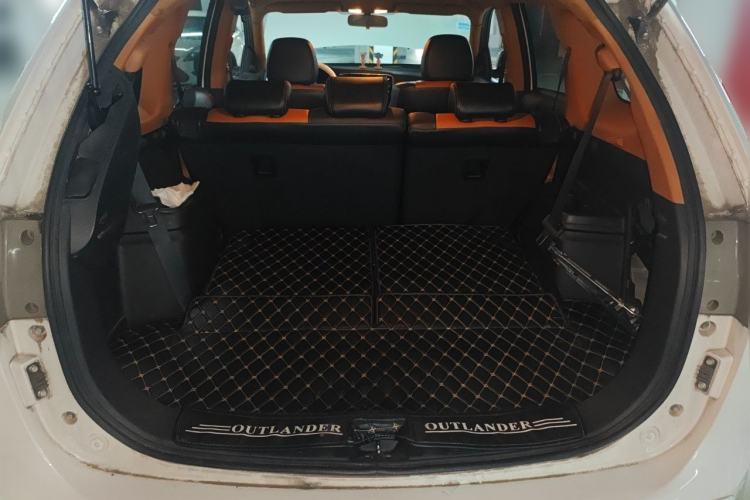 Used Mitsubishi Outlander 2014 2.4L 4x4 Deluxe Value Edition 7 Seats Trunk