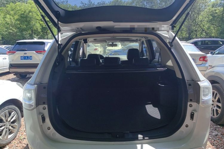 Used Mitsubishi Outlander 2014 2.4L 4x4 Deluxe Value Edition 5 Seats Trunk