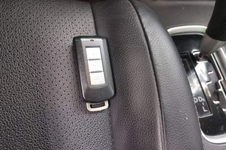 Used Mitsubishi Outlander 2014 2.4L 4x4 Deluxe Value Edition 5 Seats Vehicle Key