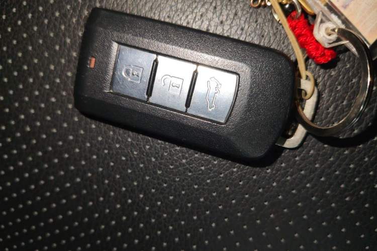 Used Mitsubishi Outlander 2014 2.4L 4x4 Deluxe Value Edition 5 Seats Vehicle Key