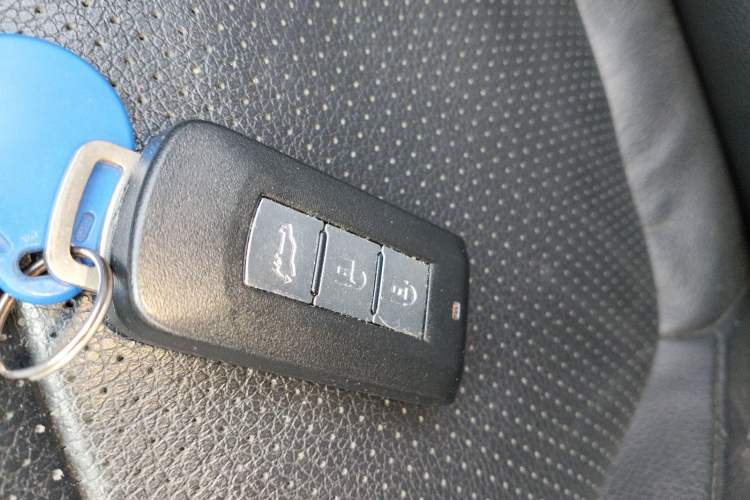 Used Mitsubishi Outlander 2014 2.4L 4x4 Deluxe Value Edition 5 Seats Vehicle Key