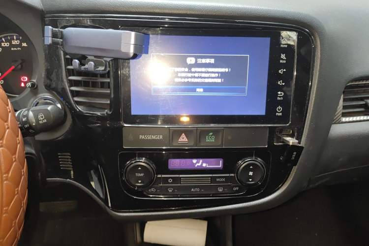 Used Mitsubishi Outlander 2016 2.0L Two-Wheel Drive Fashion Edition 5 Seats Audio And AC Panel
