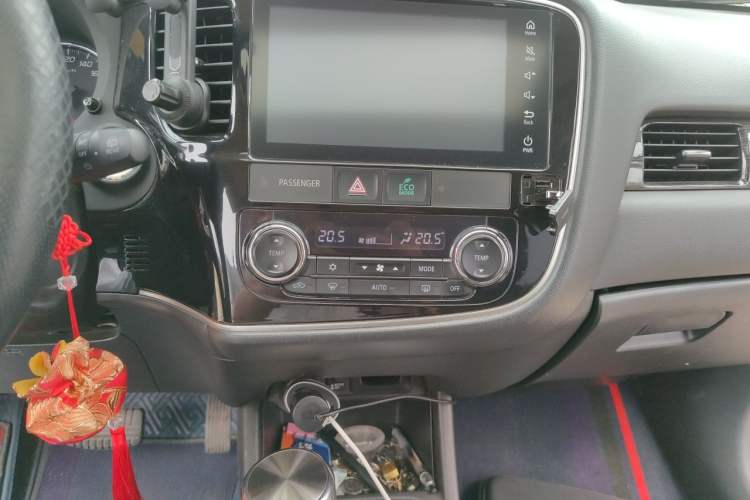Used Mitsubishi Outlander 2016 2.4L 4x4 Luxury Edition 7-Seater Audio And AC Panel