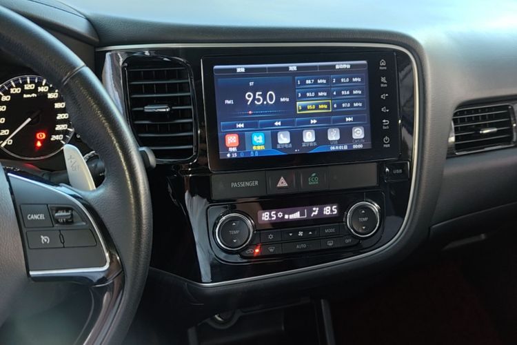 Used Mitsubishi Outlander 2016 2.4L 4x4 Elite Edition 5 Seats Audio And AC Panel