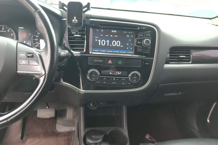 Used Mitsubishi Outlander 2016 2.4L 4x4 Elite Edition 7-Seater Audio And AC Panel