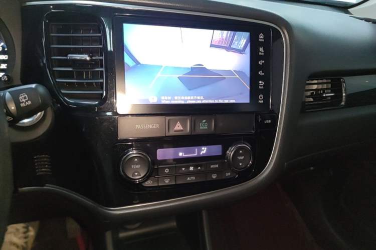 Used Mitsubishi Outlander 2016 2.4L 4x4 Elite Edition 5 Seats Audio And AC Panel