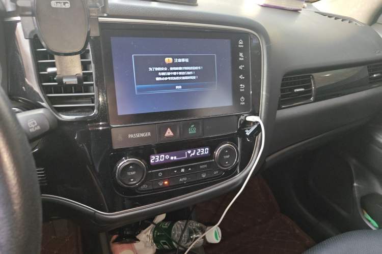 Used Mitsubishi Outlander 2016 2.4L 4x4 Luxury Edition 7-Seater Audio And AC Panel