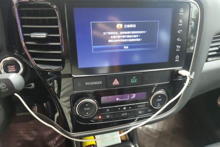 Used Mitsubishi Outlander 2016 2.4L 4x4 Luxury Edition 7-Seater Audio And AC Panel