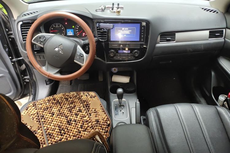 Used Mitsubishi Outlander 2016 2.0L Two-Wheel Drive Fashion Edition 5 Seats Center Console