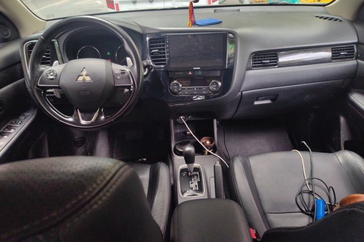 Used Mitsubishi Outlander 2016 2.4L 4x4 Elite Edition 7-Seater Center Console