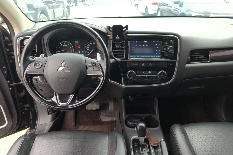 Used Mitsubishi Outlander 2016 2.4L 4x4 Elite Edition 7-Seater Center Console