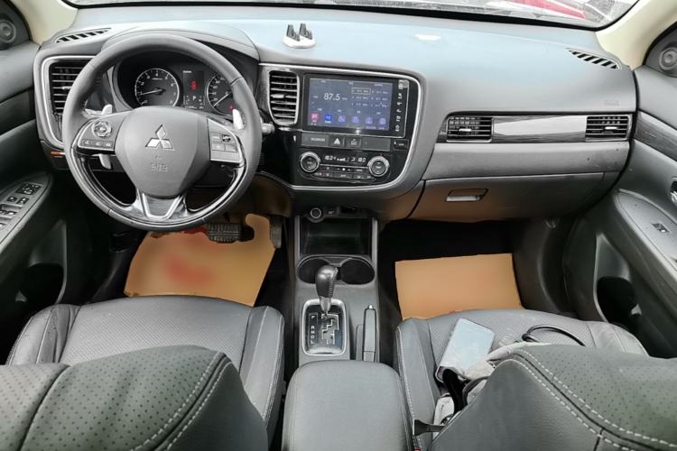 Used Mitsubishi Outlander 2016 2.4L 4x4 Elite Edition 5 Seats Center Console