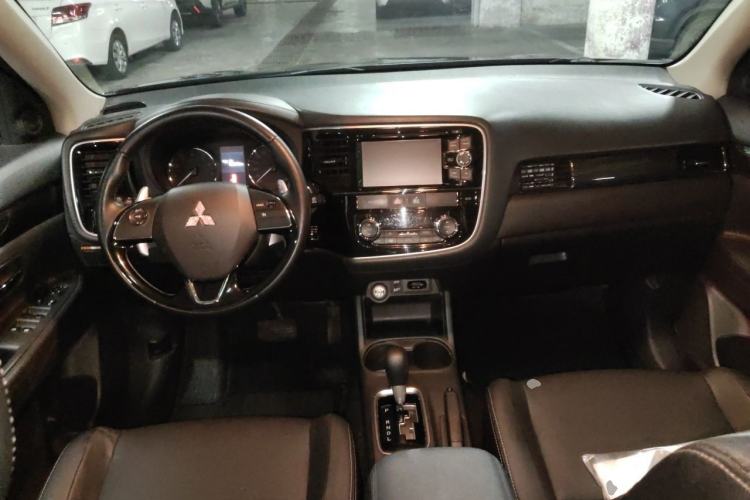 Used Mitsubishi Outlander  Center Console