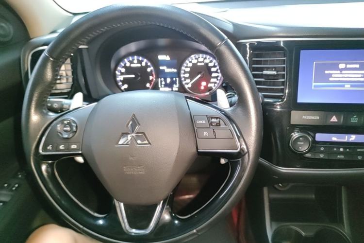 Used Mitsubishi Outlander 2016 2.4L 4x4 Elite Edition 5 Seats Center Console
