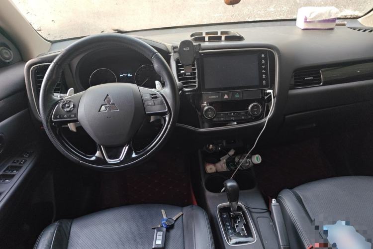 Used Mitsubishi Outlander 2016 2.4L 4x4 Luxury Edition 7-Seater Center Console