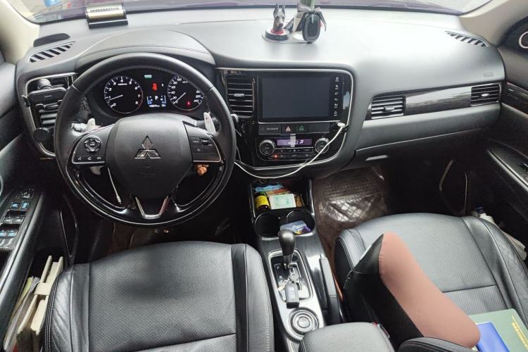 Used Mitsubishi Outlander 2016 2.4L 4x4 Luxury Edition 7-Seater Center Console