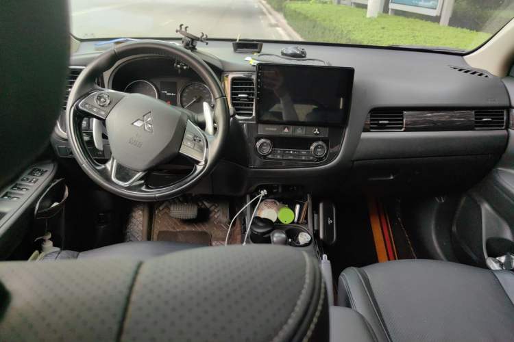Used Mitsubishi Outlander 2016 2.4L 4x4 Elite Edition 5 Seats Center Console
