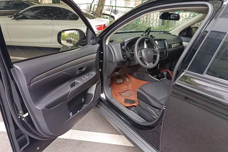 Used Mitsubishi Outlander 2016 2.0L Two-Wheel Drive Fashion Edition 5 Seats Driver Seat