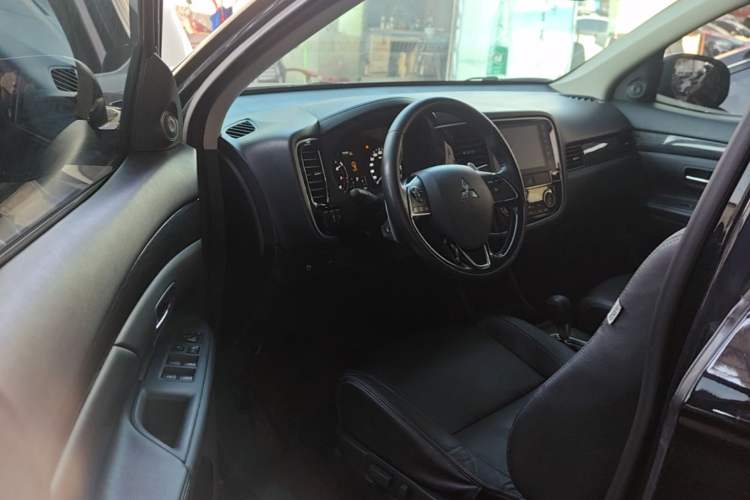Used Mitsubishi Outlander 2016 2.4L 4x4 Elite Edition 5 Seats Driver Seat