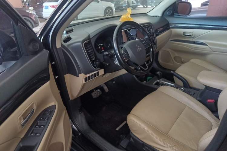 Used Mitsubishi Outlander 2016 2.4L 4x4 Elite Edition 5 Seats Driver Seat