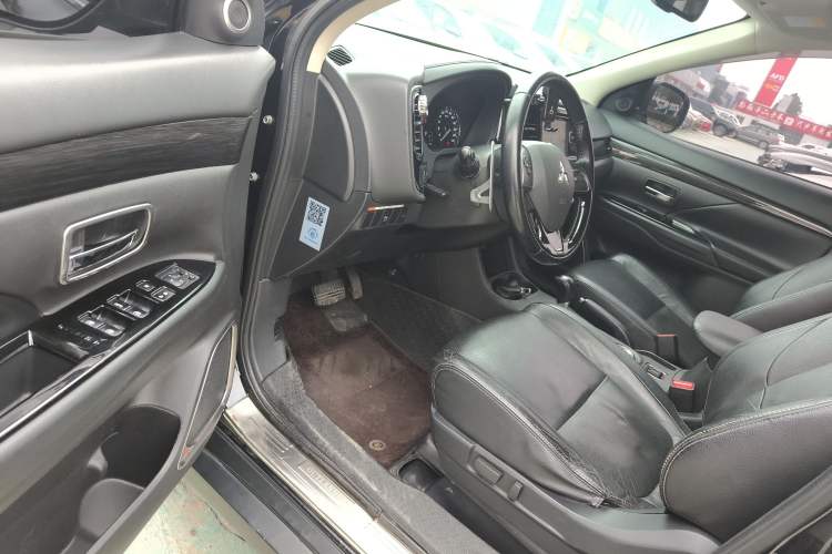 Used Mitsubishi Outlander 2016 2.4L 4x4 Elite Edition 7-Seater Driver Seat
