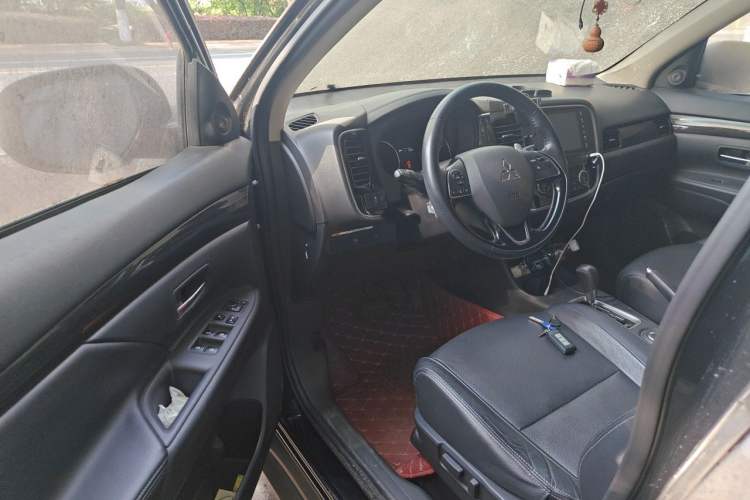 Used Mitsubishi Outlander 2016 2.4L 4x4 Luxury Edition 7-Seater Driver Seat