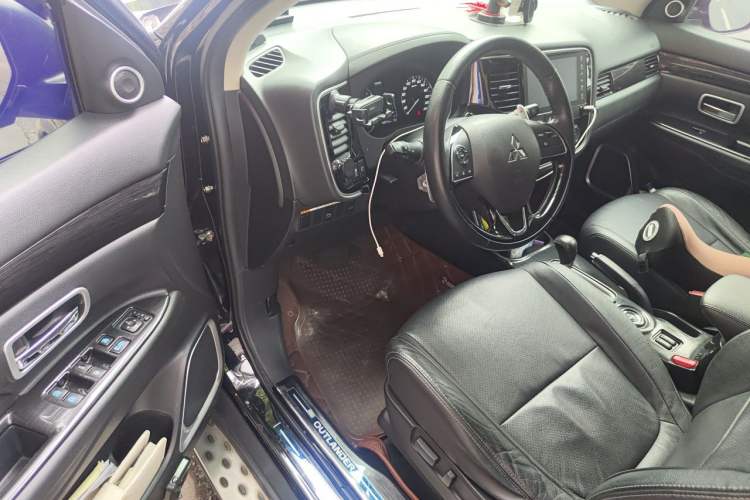 Used Mitsubishi Outlander 2016 2.4L 4x4 Luxury Edition 7-Seater Driver Seat